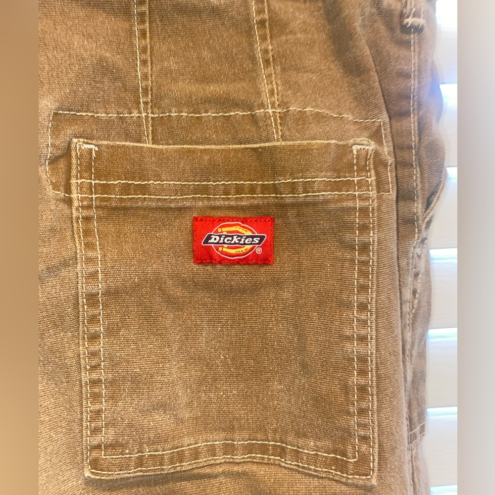 Cute women’s cargo dickies. Very comfortable pants. Size 7/28